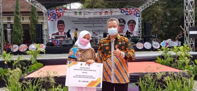 
					Asisten Pemerintahan dan Kesejahteraan Rakyat (Aspemkesra) pada Setda Kota Depok, Sri Utomo saat mendampingi Ketua Forum Anak Kota Depok, Buti Adia Darma menerima penghargaan sebagai Inspirator Anak Jabar, di Kabupaten Kuningan, kemarin (28/07/22). (Foto: istimewa).