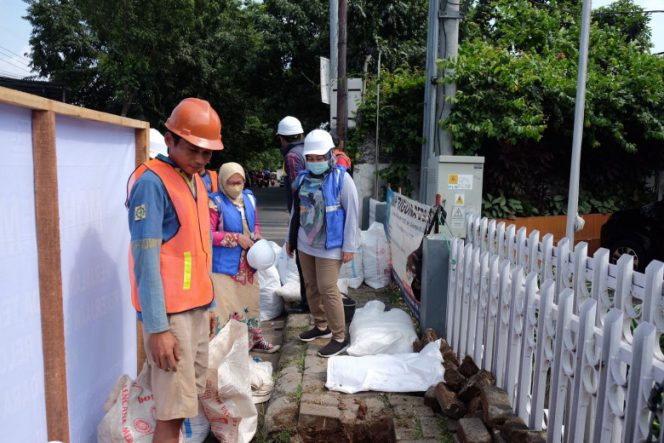 
					Kabag Administrasi Pembangunan Setda Kota Depok, Reni Siti Nuraeni bersama Kepala DPUPR Kota Depok Citra Indah Yulianty meninjau kegiatan relokasi kabel udara sepanjang Jalan Siliwangi-Tole Iskandar, belum lama ini. (Foto: Diskominfo).