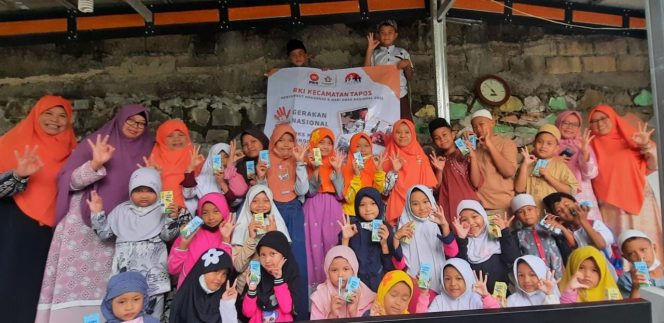 
					Peringati Hari Anak Nasional, RKI Jatijajar Berkunjung Bagikan Susu ke Anak-Anak TPA Al Kahfi Sebagai Asupan Gizi