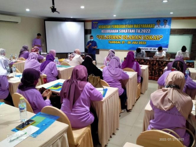 
					Pelatihan olahan lokal Kelurahan Sukatani di Wisma Kinasih, Kamis (28/07/22). (Foto : Diskominfo).