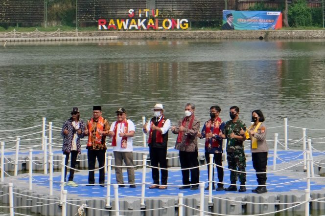 
					Ridwan Kamil dan Bonge Bergaya di Panggung Apung Saat Peresmian Setu Rawa Kalong