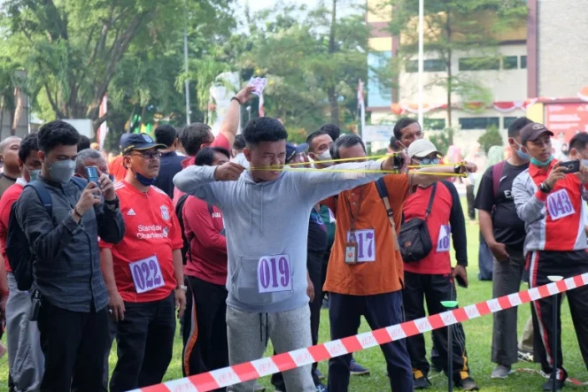 
					Pemerintah Kota (Pemkot) Depok menggelar lomba olahraga tradisional Ketapel yang diikuti oleh Aparatur Sipil Negara (ASN) Kota Depok di Lapangan Balai Kota Depok, Jumat (12/08/22). Lomba tersebut diadakan dalam rangka menyambut dan memeriahkan Hari Ulang Tahun (HUT) Kemerdekaan Republik Indonesia (RI) ke-77. (JD01/EUD02)