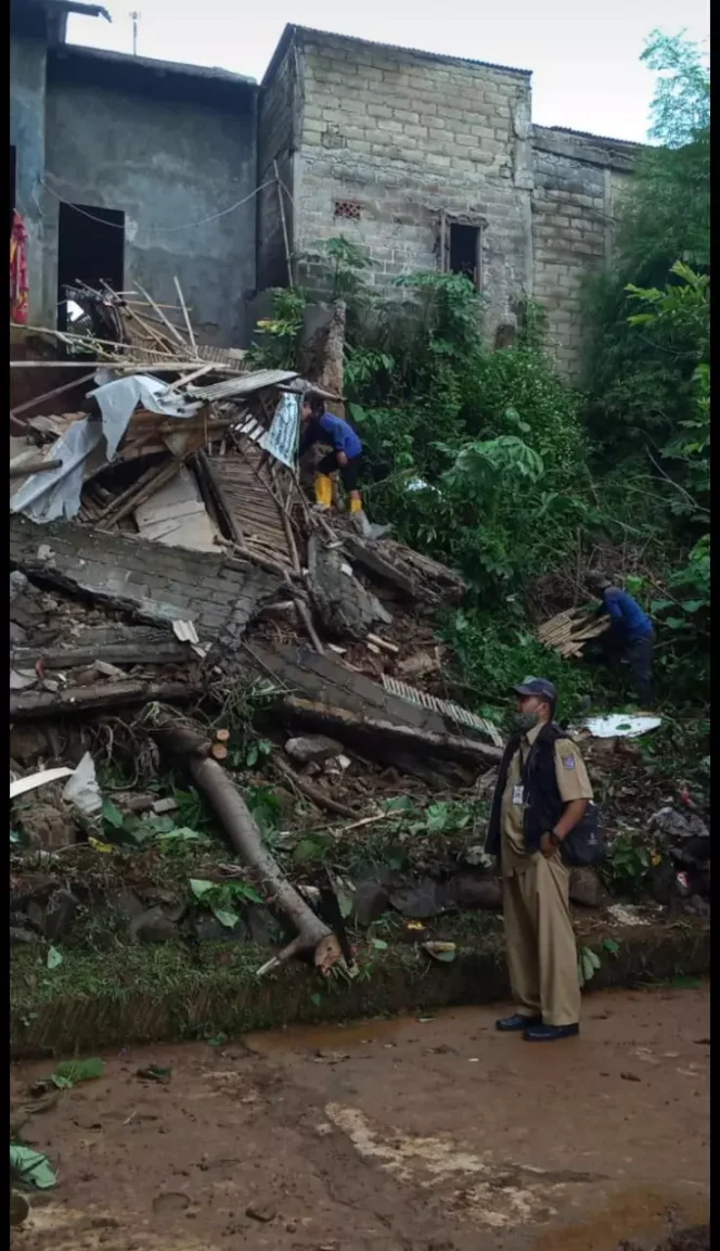 
					Sekel Kalibaru Tinaju Lokasi Tanah Longsor di Perumahan PGRI RW 09