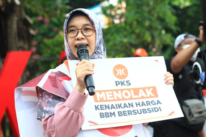 
					Bersama Ribuan Kader PKS Hj. Iin Nur Fatinah Turut Lakukan Aksi Flash Mob Serentak Tolak Kenaikan Harga BBM Bersubsidi