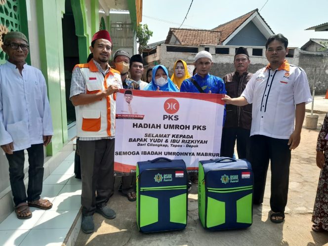 
					<em>Khidmat dan Suasana Haru, PKS Kota Depok Melepas Keberangkatan Warga Cilangkap Hadiah Umrah ke Tanah Suci</em>