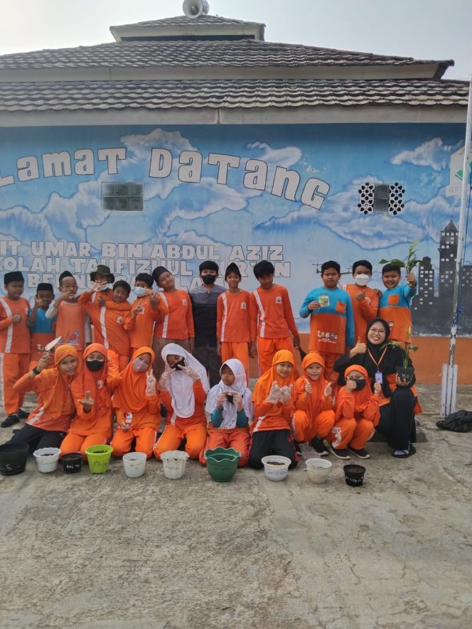 
					Praktek Berkebun Saat Pelajaran Explore Alam di SDIT Umar Bin Abdul Aziz