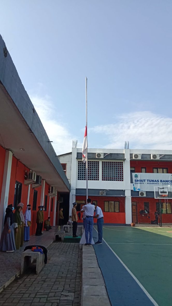
					<em>Upacara Bendera Setengah Tiang di SMAIT Tunas Bangsa Kenang Jasa Pahlawan Revolusi</em>