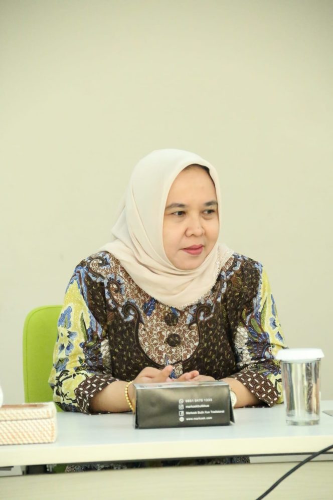 
					Tidak Tergilas Budaya Barat, Qonita Lutfiyah Bangga Kenakan Batik