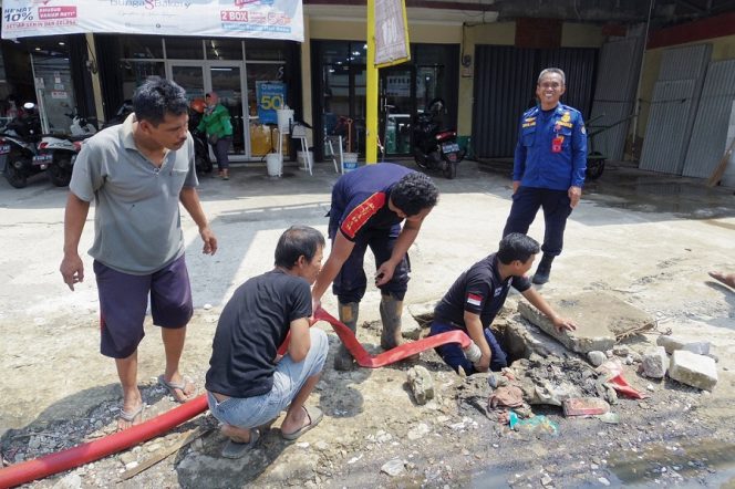 
					Cegah Banjir, Warga RW10 Mampang Kerja Bakti Bersihkan Drainase