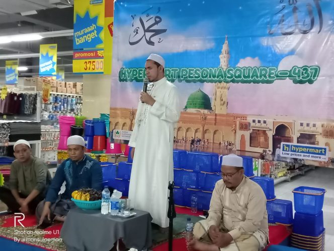 
					Habib Syarif Gasim isi Pengajian karyawan Hypermart Pesona Square Depok