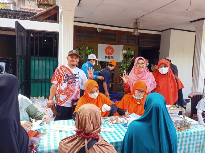 
					Hj. Iin Nur Fatinah Hadiri Kegiatan Pelayanan Kesehatan dan Sembako Murah Yang Diadakan DPRa PKS Baktijaya Depok