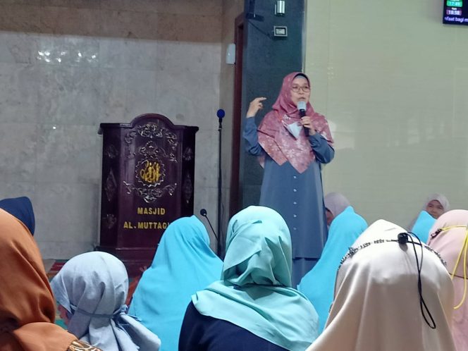 
					Hj. Iin Nurfatinah Berikan Materi Pada  Ta’lim Kaum Ibu di Masjid Al Muttaqin Sukmajaya Depok