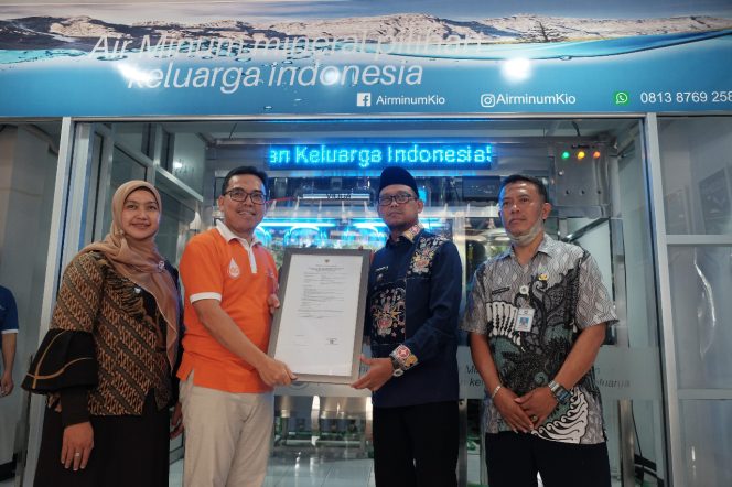 
					Pelaku Usaha Depo Air Minum KIO Terima Sertifikat Depo Air Minum Laik Higiene Sanitasi