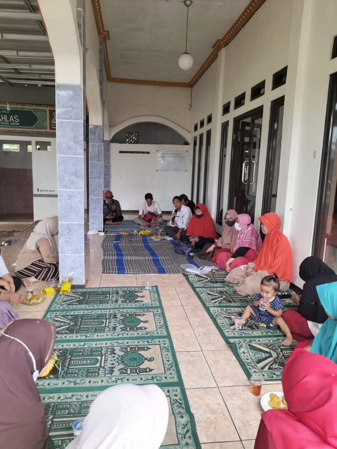 
					<em>Manfaatkan Pekarangan Rumah, PKS Cimpaeun Tapos Ajak Warga Menanam Sayuran</em>