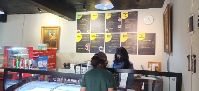 
					Glatos Gelatos and Burger Suguhkahkan Makan Es Krim di Taman Bunga