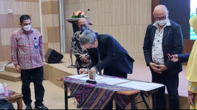 
					<em>Nota Kesepahaman Wax Alami Kirana Mitraabadi, Universitas Tanjungpura, dan Tanjung Raya Energi</em>