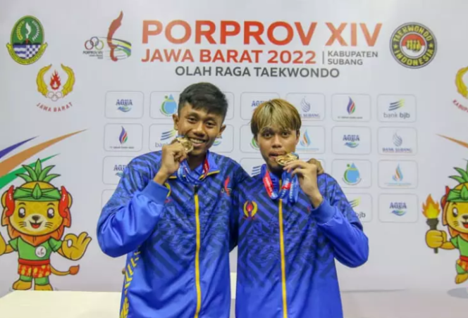 
					Adam Yazid Ferdyansyah (kiri) dan Muhammad Iqbal Pakih (kanan) berpose dengan medali emas yang diraihnya di GOR Gotong Royong, Kota Subang, Jawa Barat, Jum’at (11/11/2022). (Foto: Istimewa).