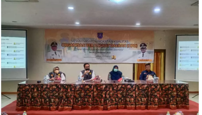 
					DPUPR Kota Depok menggelar sosialisasi peningkatan kualitas tertib penyelenggaraan kegiatan jasa kontruksi bagi Perangkat Daerah di Wisma Hijau, Rabu (09/11/22). (Foto : Istimewa)