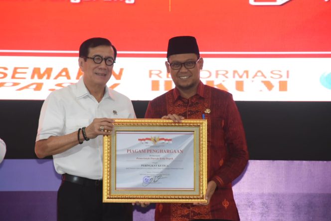 
					Kalahkan Semua Kota Besar di Jawa, Depok Raih Penghargaan Indeks Reformasi Hukum 2022