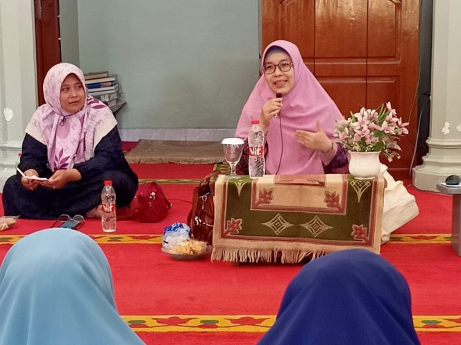 
					Isi Majelis Taklim di Cilodong, Hj. Iin Nur Fatinah Sampaikan Kiat Melejitkan Potensi Anak Agar Menjadi Bintang