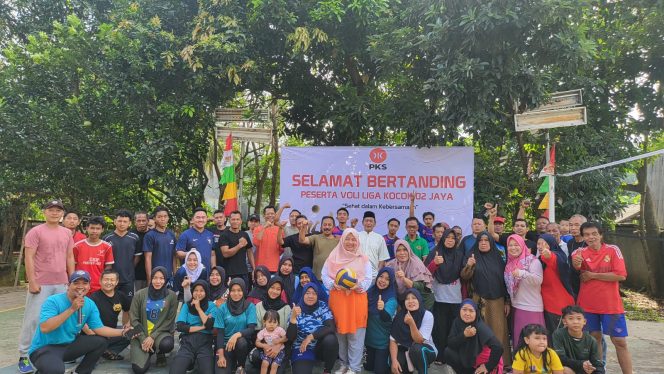 
					<em>Perkokoh Silaturahmi, Tokoh Perempuan Tapos Nuryuliani Dukung Turnamen Voli Warga Sukatani</em>