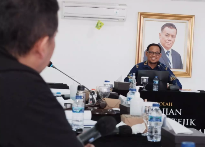 
					Wakil Wali Kota Depok, Imam Budi Hartono saat mengikuti ujian tesis Magister pada program studi Kajian Pengembangan Perkotaan di Kampus Universitas Indonesia, Salemba, Sabtu (07/01/23). (Foto : Istimewa).