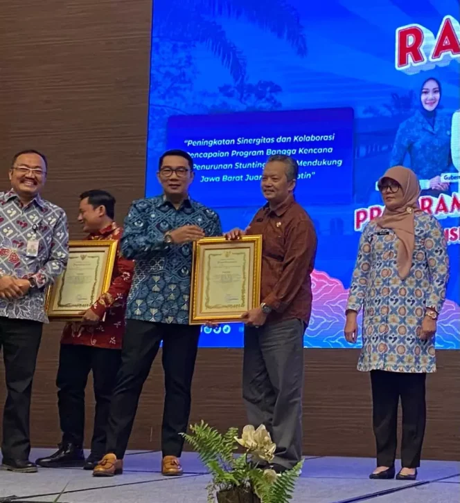 
					Foto: istimewa Asisten Pemerintahan dan Kesejahteraan Rakyat Sekretariat Kota Depok, Sri Utomo, mewakili Wali Kota Depok menerima penghargaan dari Gubernur Jawa Barat pada acara Rakerda Program Bangga Kencana Provinsi Jawa Barat Tahun 2023, di Bandung, Selasa (14/02/23).