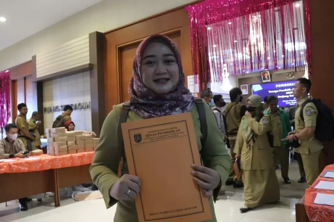 
					Guru SDN Beji 3 Kecamatan Beji, Amalia Wanda Rizkia Rohmah, usai menerima SK pengangkatan di Aula Serbaguna Lantai 10, Gedung Dibaleka 2, Senin (06/02/23). Foto Mohammad Nanang