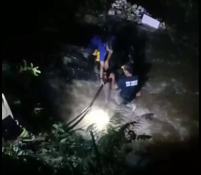 
					Personel Dinas Damkar dan Penyelamatan Kota Depok saat melakukan evakuasi mobil yang terperosok di sungai, Senin (20/02/23). (Foto: Dokumentasi Dinas Damkar).