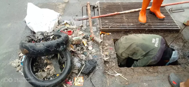 
					DPUPR Kota Depok, hari ini menerjunkan satu regu Satgas yang terdiri dari 10 personel, untuk melakukan pembersih saluran tersumbat di Jalan Tole Iskandar, Kecamatan Sukmajaya, Kamis (02/02/23).