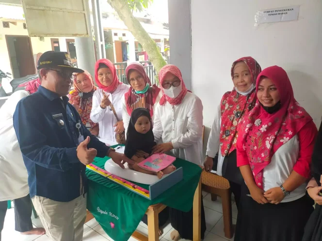 
					Lurah Meruyung, Yuyun Purwana, saat meninjau pelaksanaan pemberian vitamin A di salah satu Posyandu. (Foto : Istimewa)