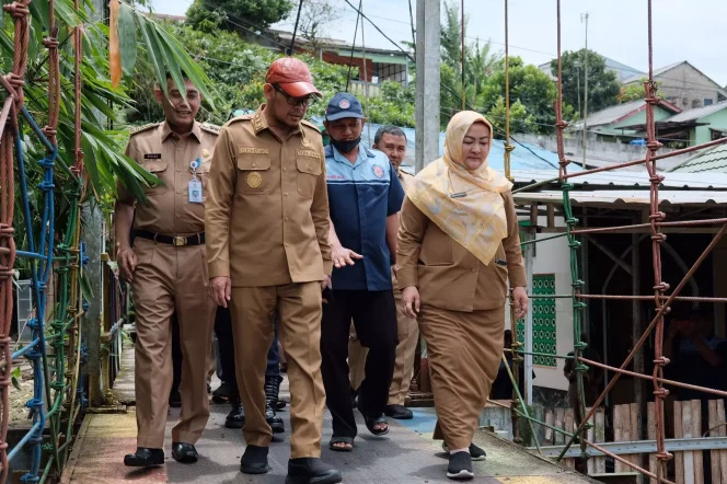 
					Wakil Wali Kota Depok, Imam Budi Hartono, meninjau Jembatan Gantung, Parung, Serab, Kelurahan Tirta Jaya, Kecamatan Sukmajaya, didampingi Kepala DPUPR Kota Depok Citra Indah Yulianty, Senin (13/02/23). Foto by muadz