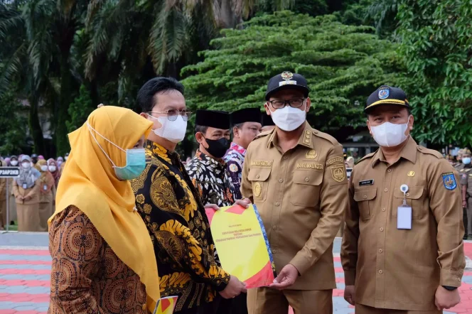 
					Wakil Wali Kota Depok, Imam Budi Hartono, menyerahkan SK Pensiun dan bantuan dari Korpri Depok untuk ASN yang memasuki masa purnabakti di lapangan Balai Kota, Senin (06/02/23). (Foto: Diskominfo).