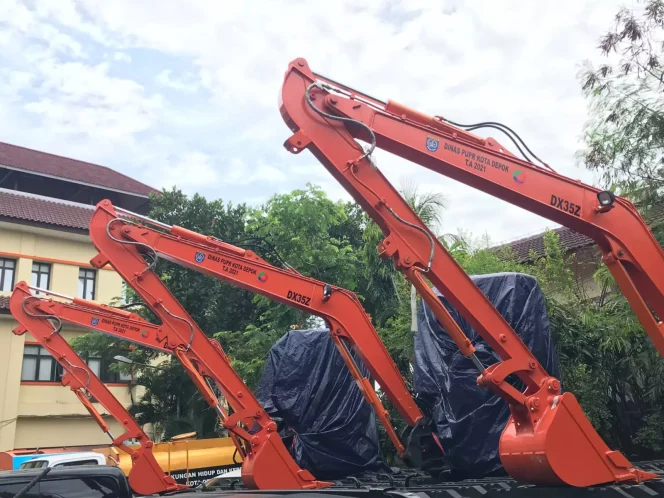 
					Alat berat milik DPUPR Kota Depok. (Foto:Muadz/Diskominfo)