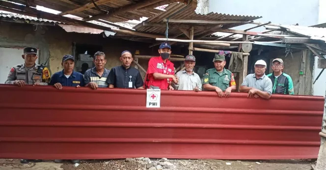 
					Relawan PMI Kota Depok memberikan bantuan berupa asbes kepada korban puting beliung di RT 02, RW 02 Kelurahan/Kecamatan Cilodong, Kamis (16/0/23).