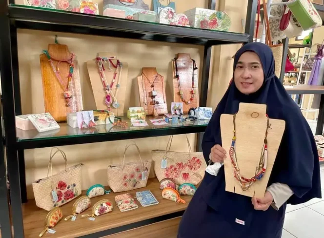 
					Pengusaha Handicraft asal Kota Depok, Dewi Oscar menunjukkan produk buatannya dengan label Hanazu Craft.