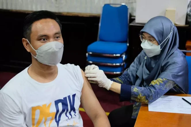 
					Pelaksanaan vaksinasi Covid-19 di aula Edelweis, Balai Kota Depok, Jumat (03/02/23). (Foto: JD 04/Diskominfo).