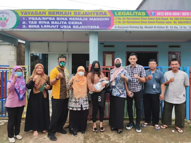 
					Dinsos Kota Depok menyerahkan bayi terlantar ke Yayasan Bina Remaja Kecamatan Tapos, Jumat (03/02/23). (Foto: Dokumentasi Dinsos).