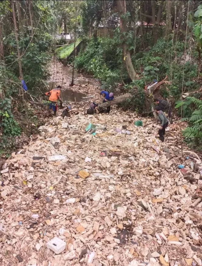 
					Satu regu Satgas DPUPR Kota Depok diterjunkan untuk melakukan pengangkatan sampah di Kali Cabang Barat, Kelurahan Krukut, Kecamatan Limo, Selasa (07/02/23).