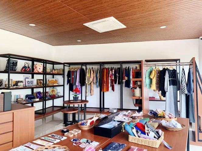 
					Foto: JD 04/Diskominfo Gerai Dekranasda di Alun-Alun Kota Depok, Boulevard Grand Depok City, Kelurahan Jatimulya, Kecamatan Cilodong.