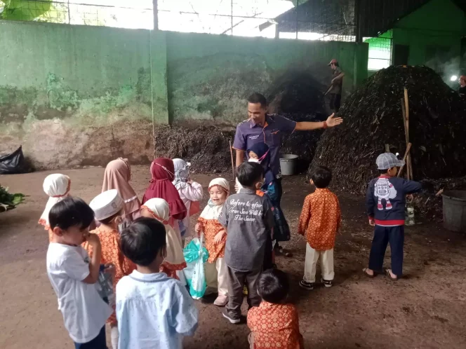 
					Murid TK Al Marjan Depok melihat pengolahan sampah di UPS Permata Regency Ratujaya, Rabu (01/02/23). (Foto : Istimewa)