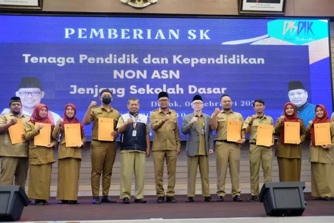 
					Wakil Wali Kota Depok Imam Budi Hartono foto bersama tenaga pendidik dan kependidikan non-Aparatur Sipil Negara (ASN) jenjang SD, yang baru saja mendapatkan Surat Keputusan (SK) Ketetapan, di Aula Serbaguna Lantai 10 Gedung Dibaleka 2, Balai Kota Depok, Senin (06/02/23). Foto Muadz/Diskominfo.