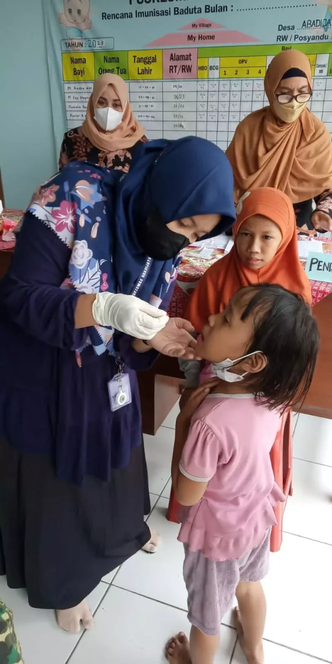 
					Pemberian vitamin A di Puskesmas Bunga Rampai RW 23 Kelurahan Abadijaya, belum lama ini. (Foto: Istimewa).