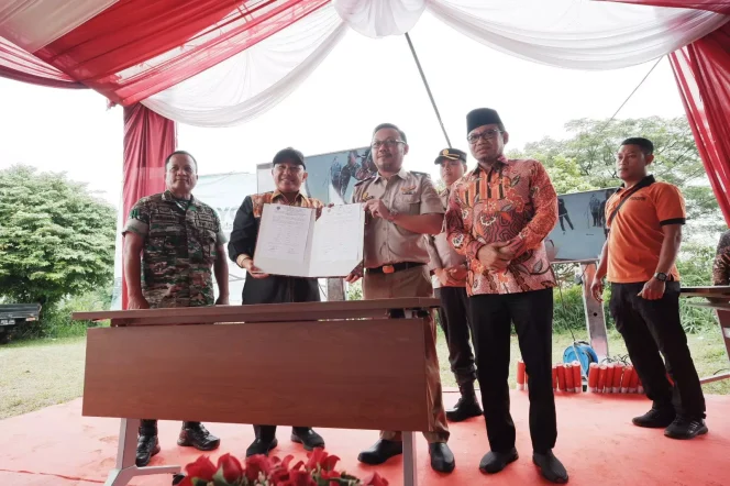 
					Foto: JD 01/Diskominfo Wali Kota Depok, Mohammad Idris, bersama Kepala BPN Kota Depok, Indra Gunawan, usai penandatanganan berita acara program Gerakan Masyarakat Pemasangan Patok Batas (Gempatas) oleh Menteri Agraria Tata Ruang/ Badan Pertanahan Nasional secara virtual se-Indonesia, di Lapangan Bola Irekap, Kelurahan Jatimulya, Kecamatan Cilodong, Jumat (03/02/2023).