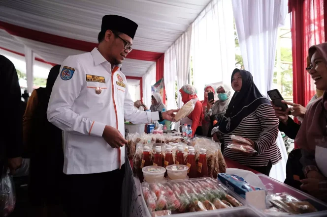 
					Wakil Wali Kota Depok, Imam Budi Hartono, saat mendatangi salah satu stand UMKM Bosama dalam acara Milad ke-5 UMKM Bosama di halaman kantor Kecamatan. (Foto : JD01/Diskominfo)