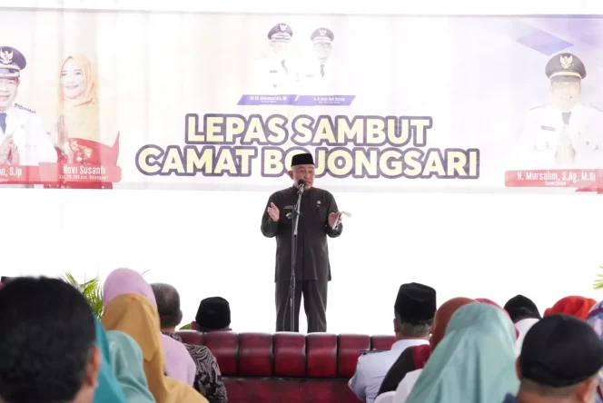 
					Wali Kota Depok, Mohammad Idris, saat memberikan sambutan dalam acara Lepas Sambut Camat Bojongsari di halaman kantor Kecamatan, Rabu (22/02/23). (Foto : Diskominfo)