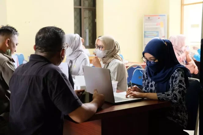 
					Pelayanan vaksinasi Covid-19 di Lobby Gedung Dibaleka II, Balai Kota Depok kemarin (31/01). (Foto: JD 04/Diskominfo).