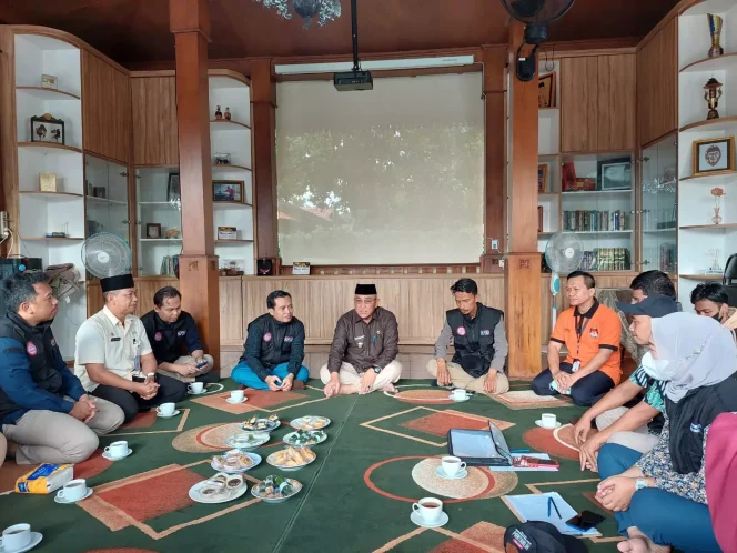 
					Petugas Pantarlih melakukan coklit di kediaman Wali Kota Depok, Mohammad Idris, Selasa (21/02/23). (Foto : Istimewa)