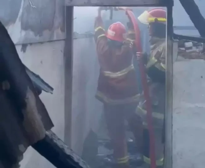 
					Petugas Dinas Damkar dan Penyelamatan Kota Depok saat menangani kebakaran di Kecamatan Limo. (Foto: Dokumentasi Dinas Damkar dan Penyelamatan).