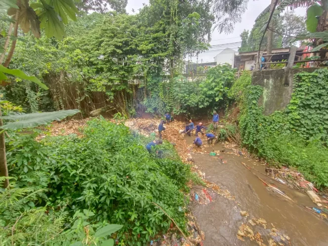 
					Satu regu Satgas DPUPR Kota Depok yang terdiri dari 10 personel diterjunkan untuk melakukan pengangkatan sampah di Kali Cabang Barat, Kelurahan Krukut, Kecamatan Limo, Kamis (23/02/23).